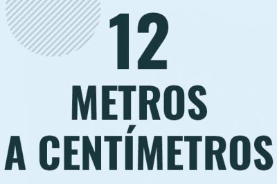 Profesor en pizarra explicando cuanto es 12 metros en centimetros o como pasar de 12 m a cm