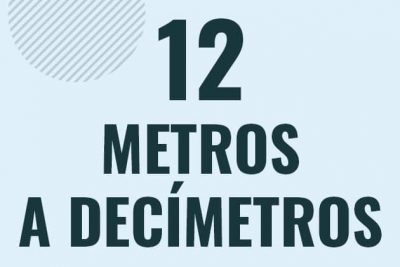 Profesor en pizarra explicando cuanto es 12 metros en decimetros o como pasar de 12 m a dm