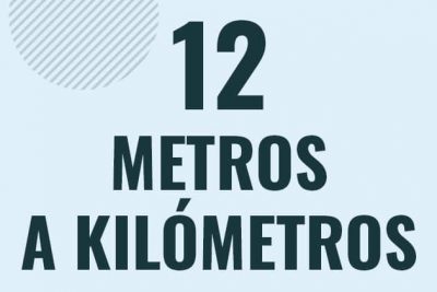 Profesor en pizarra explicando cuanto es 12 metros en kilometros o como pasar de 12 m a km