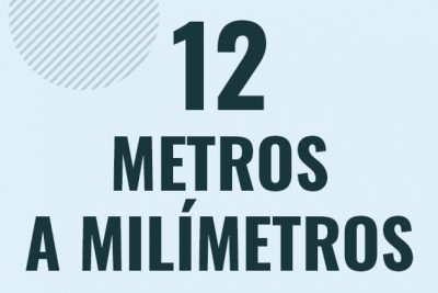 Profesor en pizarra explicando cuanto es 12 metros en milimetros o como pasar de 12 m a mm
