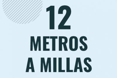 Profesor en pizarra explicando cuanto es 12 metros en millas o como pasar de 12 m a mi