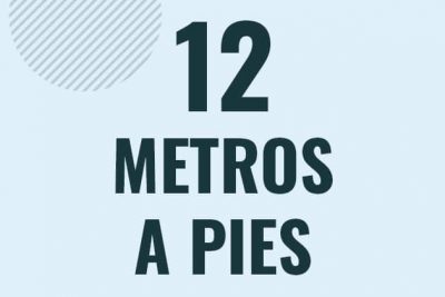 Profesor en pizarra explicando cuanto es 12 metros en pies o como pasar de 12 m a ft