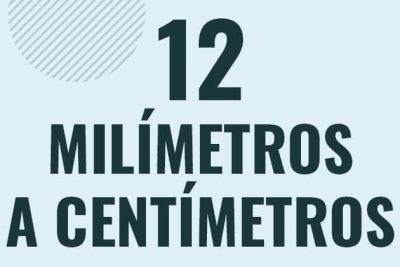 Profesor en pizarra explicando cuanto es 12 milimetros en centimetros o como pasar de 12 mm a cm