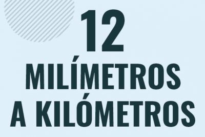 Profesor en pizarra explicando cuanto es 12 milimetros en kilometros o como pasar de 12 mm a km