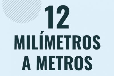 Profesor en pizarra explicando cuanto es 12 milimetros en metros o como pasar de 12 mm a m