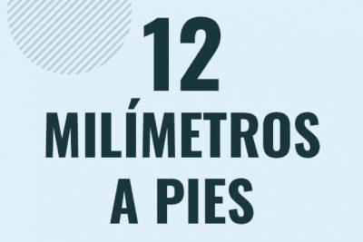 Profesor en pizarra explicando cuanto es 12 milimetros en pies o como pasar de 12 mm a ft