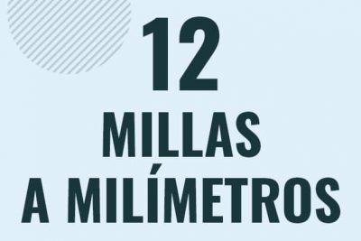 Profesor en pizarra explicando cuanto es 12 millas en milimetros o como pasar de 12 mi a mm