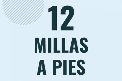 Profesor en pizarra explicando cuanto es 12 millas en pies o como pasar de 12 mi a ft