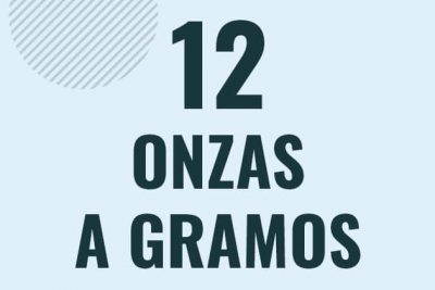 Profesor en pizarra explicando cuanto es 12 onzas en gramos o como pasar de 12 oz a g