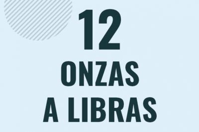 Profesor en pizarra explicando cuanto es 12 onzas en libras o como pasar de 12 oz a lb