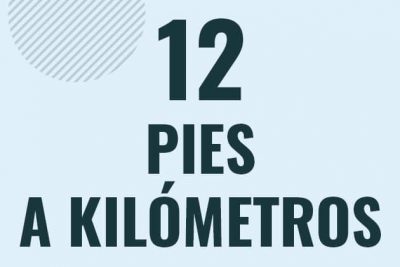Profesor en pizarra explicando cuanto es 12 pies en kilometros o como pasar de 12 ft a km