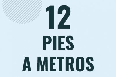 Profesor en pizarra explicando cuanto es 12 pies en metros o como pasar de 12 ft a m