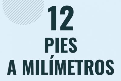 Profesor en pizarra explicando cuanto es 12 pies en milimetros o como pasar de 12 ft a mm