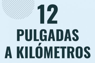 Profesor en pizarra explicando cuanto es 12 pulgadas en kilometros o como pasar de 12 in a km
