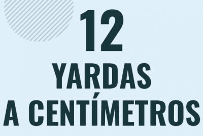 Profesor en pizarra explicando cuanto es 12 yardas en centimetros o como pasar de 12 yd a cm