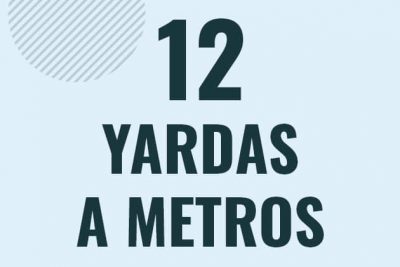 Profesor en pizarra explicando cuanto es 12 yardas en metros o como pasar de 12 yd a m