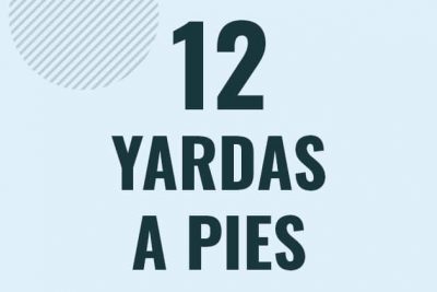 Profesor en pizarra explicando cuanto es 12 yardas en pies o como pasar de 12 yd a ft