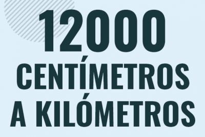 Profesor en pizarra explicando cuanto es 12000 centimetros en kilometros o como pasar de 12000 cm a km