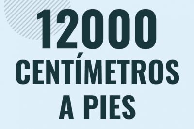 Profesor en pizarra explicando cuanto es 12000 centimetros en pies o como pasar de 12000 cm a ft