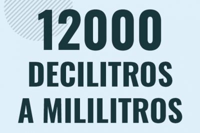 Profesor en pizarra explicando cuanto es 12000 decilitros en mililitros o como pasar de 12000 dl a ml