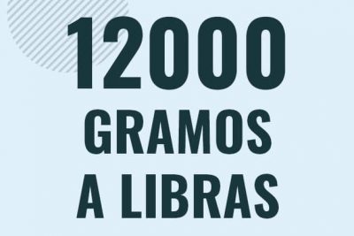 Profesor en pizarra explicando cuanto es 12000 gramos en libras o como pasar de 12000 g a lb