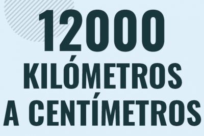 Profesor en pizarra explicando cuanto es 12000 kilometros en centimetros o como pasar de 12000 km a cm