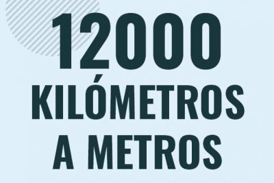 Profesor en pizarra explicando cuanto es 12000 kilometros en metros o como pasar de 12000 km a m