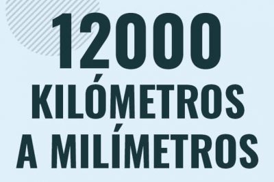 Profesor en pizarra explicando cuanto es 12000 kilometros en milimetros o como pasar de 12000 km a mm