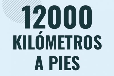 Profesor en pizarra explicando cuanto es 12000 kilometros en pies o como pasar de 12000 km a ft
