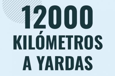 Profesor en pizarra explicando cuanto es 12000 kilometros en yardas o como pasar de 12000 km a yd