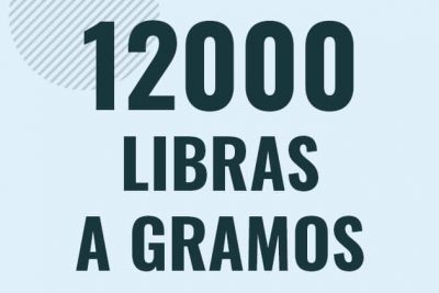 Profesor en pizarra explicando cuanto es 12000 libras en gramos o como pasar de 12000 lb a g