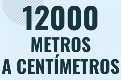 Profesor en pizarra explicando cuanto es 12000 metros en centimetros o como pasar de 12000 m a cm