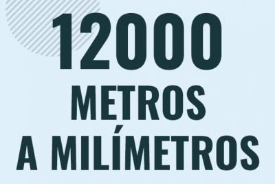 Profesor en pizarra explicando cuanto es 12000 metros en milimetros o como pasar de 12000 m a mm