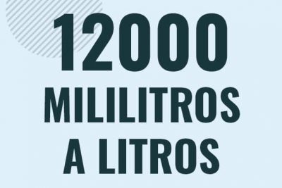 Profesor en pizarra explicando cuanto es 12000 mililitros en litros o como pasar de 12000 ml a l