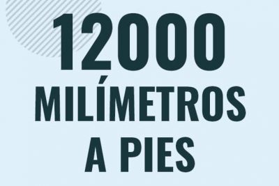 Profesor en pizarra explicando cuanto es 12000 milimetros en pies o como pasar de 12000 mm a ft