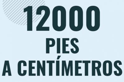 Profesor en pizarra explicando cuanto es 12000 pies en centimetros o como pasar de 12000 ft a cm