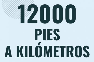 Profesor en pizarra explicando cuanto es 12000 pies en kilometros o como pasar de 12000 ft a km