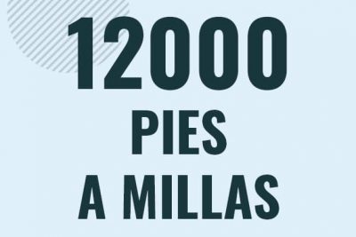 Profesor en pizarra explicando cuanto es 12000 pies en millas o como pasar de 12000 ft a mi