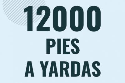 Profesor en pizarra explicando cuanto es 12000 pies en yardas o como pasar de 12000 ft a yd