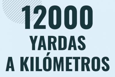 Profesor en pizarra explicando cuanto es 12000 yardas en kilometros o como pasar de 12000 yd a km