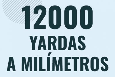 Profesor en pizarra explicando cuanto es 12000 yardas en milimetros o como pasar de 12000 yd a mm
