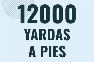 Profesor en pizarra explicando cuanto es 12000 yardas en pies o como pasar de 12000 yd a ft