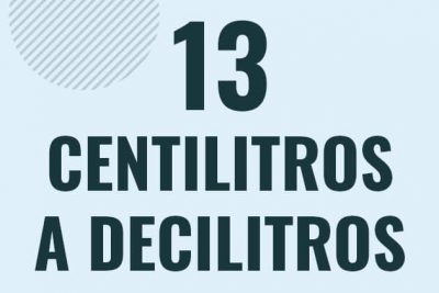 Profesor en pizarra explicando cuanto es 13 centilitros en decilitros o como pasar de 13 cl a dl