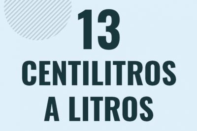 Profesor en pizarra explicando cuanto es 13 centilitros en litros o como pasar de 13 cl a l