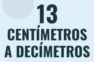 Profesor en pizarra explicando cuanto es 13 centimetros en decimetros o como pasar de 13 cm a dm