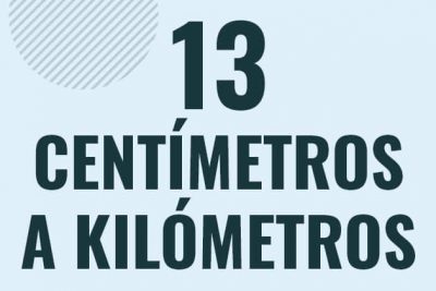 Profesor en pizarra explicando cuanto es 13 centimetros en kilometros o como pasar de 13 cm a km
