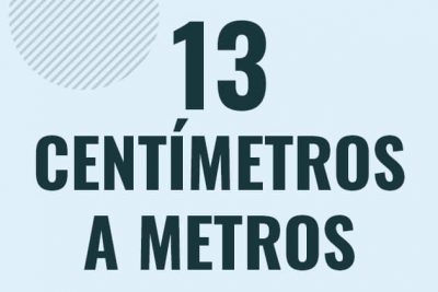Profesor en pizarra explicando cuanto es 13 centimetros en metros o como pasar de 13 cm a m