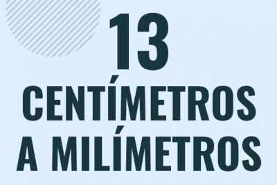 Profesor en pizarra explicando cuanto es 13 centimetros en milimetros o como pasar de 13 cm a mm