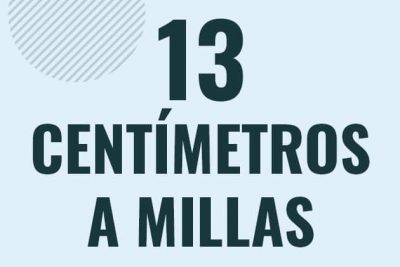 Profesor en pizarra explicando cuanto es 13 centimetros en millas o como pasar de 13 cm a mi