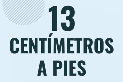 Profesor en pizarra explicando cuanto es 13 centimetros en pies o como pasar de 13 cm a ft